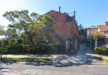 Excelente casa de 3 andares em condomínio fechado. possui 3 dormitórios sendo uma suíte. no térreo um living amplo com sala de estar com lareira. cozinha planejada. no 2º andar dois quartos e um banhe