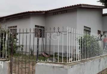 Casa de esquina no bairro hípica com 4 dormitórios, living amplo, 2 banheiros, edícula, pátio,  2 vagas de garagem. parada de ônibus na frente. aceita financiamento. agende uma visita e surpreenda-se.