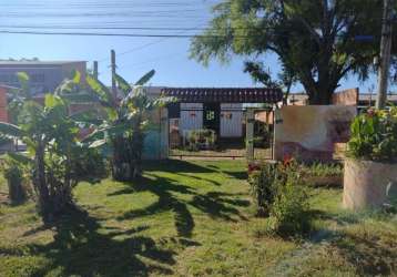 Casa com 1 dormitório, sala, cozinha, banheiro social em um grande terreno . medindo o total de 300 metros quadrados terreno de 10 x 30 com espaço para paisagismo de um belo jardim e instalação de pis