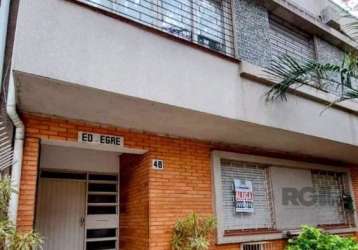 Apartamento muito perto da sogipa e da assis brasil - rua pedro americo, rua calma, arborizada, predio pequeno. &lt;br&gt;&lt;br&gt;apartamento com 2 dormitórios, sala de estar e jantar, cozinha ampla