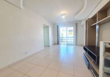 Excelente apartamento de 2 dormitórios no bairro azenha. imóvel amplo e iluminado, semi mobiliado com ar condicionado split na sala e ar condicionados nos quartos. conta com ampla sala em conceito abe