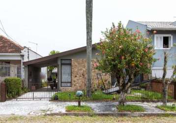 Excelente casa térrea com área privativa de 200m², esta casa conta com 3 dormitórios, 2 banheiros, living 2 ambientes, cozinha, sala de jantar com lareira, churrasqueira em área externa, lavanderia e 