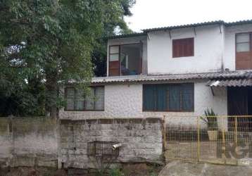 Casa de alvenaria.&lt;br&gt;possuí cinco dormitórios, sala, lareira, cozinha, banheiro social e área de serviço.&lt;br&gt;o terreno é de esquina, medindo 13,50x30,00m2.&lt;br&gt;possuí neste terreno, 