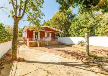 Casa com 03 dormitórios, sala, cozinha e  banheiro social. edicula com lavanderia e 1 banheiro. galpão pequeno que serve pode ser usado como garagem/depósito. pátio na frente e nos fundos quintal com 