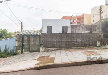 Casa com 160m², com 04 dormitórios, sendo 02 suíte, 01 com espaço para closet e ar condicionado, living 02 ambientes, cozinha com pia e armários, 02 banheiros sociais com box, pátio com piscina e espa