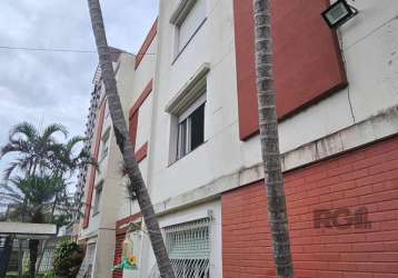 Apto 01 dormitorio térreo, totalmente reformado hidráulica e elétrica. condomínio com salão de festas, possibilidade de vaga condominial e baixo custo aproximadamente 250,00. imovel desocupado e fácil