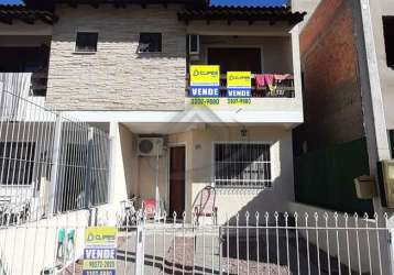 Lindo sobrado de 3 dormitórios, sendo 1 suíte com espaço para closet, com sacada, sala de estar com lareira e ar condicionado, lavabo e banheiro social. espera preparada já para construir o terceiro p