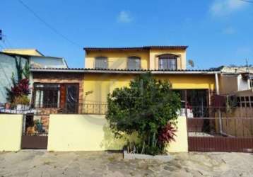 Excelente casa com 4 dormitórios, toda reformada. (o imóvel possuí escritura e matrícula). no andar térreo possuí 3 dormitórios, sala, cozinha com copa, banheiro, área de serviço e garagem para 2 carr