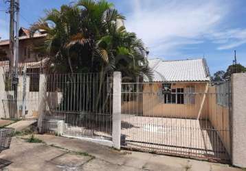 Vende-se excelente casa térrea com 3 dormitórios amplos (1 suíte), lareira, cozinha com armários integrada a sala, ampla área de serviço e pátio privativo nos fundos com quiosque e churrasqueira, 2 ba