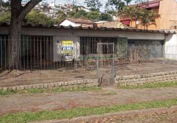 Casa grande antiga: 4 dormitórios, sendo 1 suíte, 4 banheiros, 2 churrasqueiras, 2 salas com lareiras, garagem para 4 veículos, pátio grande, piscina. bem localizado uma rua abaixo da vicente monteggi