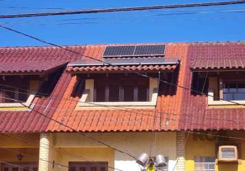 Casa constituída de 3 dormitórios, sendo 1 suíte no terceiro piso e 2 no segundo piso com móveis, ar condicionado, sala, lavabo, cozinha, área de serviço coberta com churrasqueira, pátio aos fundos co