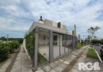 Belíssima casa com 3 dormitórios sendo um com sacada, churrasqueira interna, lavabo, cozinha americana, área de serviço, lavanderia, amplo pátio gramado com possibilidade de piscina. garagem para no m