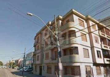 Apartamento 2 dormitórios, reformado, piso laminado, ensolarado, ventilado, próximo a todos os recursos.