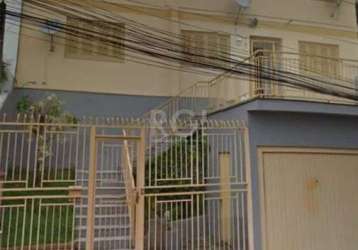 Casa com 3 dormitórios, 3 vagas de garagem, pátio, lareira, churrasqueira. último andar, com entrada independente.&lt;br&gt;&lt;br&gt;a casa é muito mais interessante do quê parece ser pelas fotos.&lt