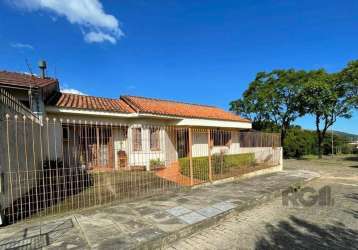 Casa térrea com 147m2, composta por sala, copa cozinha semimobiliada, banheiro auxiliar, 01 suíte com split, ventilador de teto, guarda-roupa e painel de tv e outro dormitório. área de serviço na part