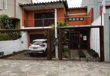 Casa com 5 quartos, 2 suítes, 4 vagas de garagem, no bairro santana, porto alegre/rs  &lt;br&gt;&lt;br&gt;a casa foi estrategicamente dividida em dois apartamentos, cada um com duas vagas de garagem, 