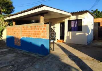 Casa no bairro restinga com 2 dormitórios, amplo living, banheiro, garagem para dois carros,  sendo uma coberta edícula nos fundo em fase final de construção com mais um dormitório e uma banho com sal