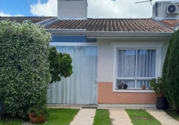 Ótima casa no cond. veneto,  semi mobiliada de 2 dormitórios. living para 2 ambientes, cozinha com moveis planejados e banheiro social, podendo ser convertido pra suíte. lavanderia fechada com vidro. 