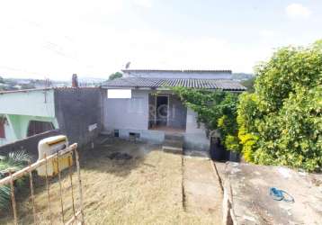 Casa/terreno desocupado!!  casa/ sobrado em cima do terreno. na parte superior, c/ 2 dormiórios, sala, cozinha, banheiro e área. na parte inferior,  2 dormitórios, sala, cozinha e banheiro. todo imóve