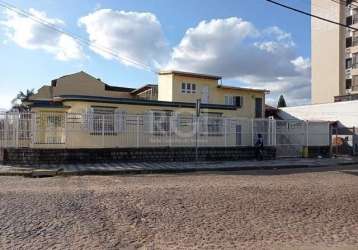 Ampla casa no bairro passo d' areia. casa com peças amplas, 3 dormitórios, 2 banheiros, sala, cozinha e patio&lt;br&gt; parte superior com terraço, 1 dormitório, cozinha e banheiro. 04 vagas de garage