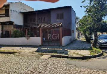 Linda casa sobrado com 3 dormitórios e 1 suite, living 2 ambientes, banheiro social, cozinha, lavanderia. amplo pátio e ampla garagem lateral com churrasqueira e  garagem coberta para 2 carros e  desc