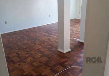 Vende-se apartamento 4 dormitórios, sendo um com sacada aberta, muito amplo e ensolarado, living para até  3 ambientes. cozinha ampla área de serviço individual, dependência completa. piso parquet e a