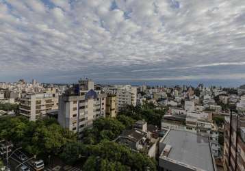 Vende-se apartamento 3 quartos/dormitórios com suite, 2 vagas cobertas, living amplo com  piso em tabuão, lareira, lavabo, banho social, sacada fechada com churrasqueira, armários nos banheiros, cozin