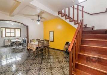 Ótima casa de 3 dormitórios com amplo living ambiente, sala de estar, cozinha/copa, banheiro social, sacada, churrasqueira, pátio na frente e vaga coberta para carro.&lt;br&gt;possui cômodos arejados 