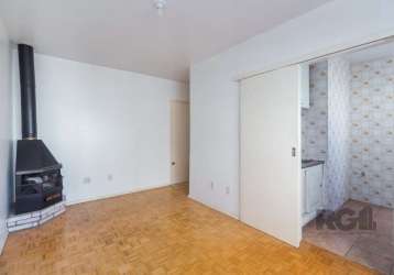 Apartamento de 1 dormitório reformado com piso parquet, dormitório com split, excelente localização, entrar e morar. living com lareira e split, ótima posição solar, banheiro todo reformado, cozinha, 