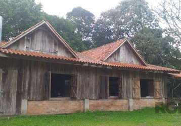 Excelente, sítio de 2.400 m² no bairro lageado em porto alegre. o imóvel possui terreno praticamente quadrado, pois sua dimensão é 48,0 x 50,0 m. belíssima área verde com diversas árvores. localizado 