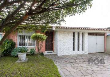 Casa térrea com 4 dormitórios, sendo uma suíte com closet, duas salas com lareiras muito espaçosas, detalhe em tijolo a vista, uma sala de jantar junto a um belo jardim de inverno, hall de entrada, la