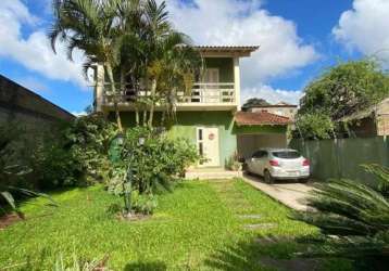 Casa que possui 3 dormitórios,  sendo 1 suíte, 3 banheiros, living para 3 ambientes, cozinha em conceito aberto, 2 vagas cobertas, amplo pátio na frente e fundos com churrasqueira e piscina. &lt;br&gt