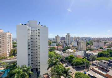 Apto de 3 dormitórios, sendo uma suíte. 3 dormitórios aberto para living estendido. apartamento está semi-mobiliado. apto com churrasqueira e 02 vagas de garagem simples e cobertas. localizado no bair