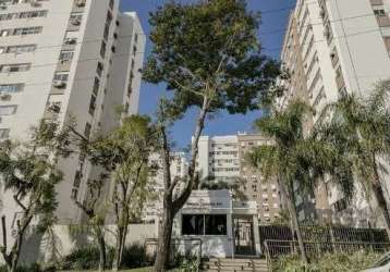 Apartamento 2 dormitórios, 1 suíte,  banheiro social, living para 02 ambientes, cozinha, com uma vaga de garagem coberta e escriturada.&lt;br&gt;andar alto com ótima ventilação,&lt;br&gt;condomínio co