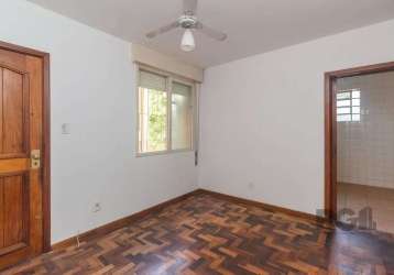 Apartamento de 66m² com 3 dormitórios, living ambiente, 1 banheiro social, cozinha com área de serviço independente e 1 vaga de garagem. &lt;br&gt;o condomínio oferece salão de festas, playground, qua