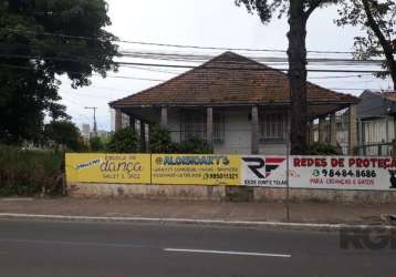 Oportunidade comercial em esquina na avenida cavalhada, área entorno de 1000m². o terreno possui um imóvel amplo com potencial comercial. área construtiva para empreendimentos podendo ser ampliada de 