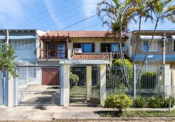 Casa com 4 dormitórios á venda no bairro espírito santo, residencial bahamas. ótima casa na zona sul de porto alegre com lindo jardim e mobiliada. no primeiro piso, sala de estar com lareira, jardim d