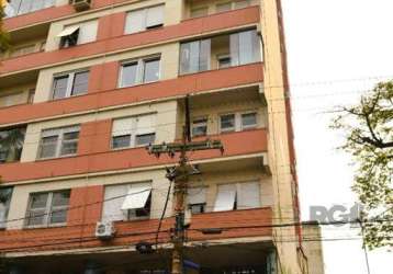 Amplo e arejado apartamento de 3 dormitórios sendo 1 suíte, pé direito alto, banheiro social, cozinha americana, área de serviço separada com ventilação natural, mais dependência. em um dos dormitório