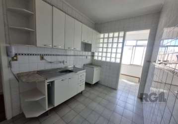 Este é o apartamento perfeito para quem busca conforto e praticidade. totalmente reformado e com excelente posição solar, este imóvel é ideal para você e sua família.&lt;br&gt;- 2 dormitórios bem ilum