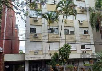 Excelente apartamento de 46,15 m2 privativos, com 1 dormitório, living, cozinha, área de serviço, banho social, 1 vaga de garagem escriturada. condomínio com elevador, salão de festas com churrasqueir