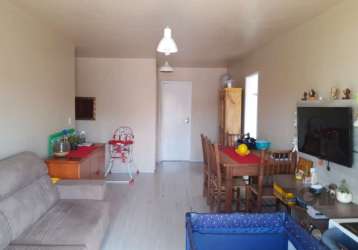 Apartamento composto por 2 dormitórios, o principal com sacada, living amplo com sacada, cozinha, banheiro reformado e área de serviço separada. conta com 1 vaga de garagem escriturada, que comporta 2