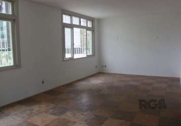 Excelente e amplo apartamento no bairro rio branco, com 186m² privativos, lateral norte, com 4 dormitórios e 2 vagas a 50 metros do prédio. possui hall de entrada, living para 3 ambientes ,sala de jan