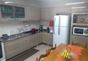 Um amplo apartamento, quarto andar. uma ampla cozinha planejada, hall, área de serviço, lavabo, sala com dois ambientes, 3 quartos, 1 suíte, 1 banheiro com água quente na pia, tanque na área de serviç