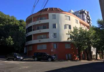 Ótimo apartamento de frente para o morro ricaldone,  primeiro andar, um degrau para acessar o edifício, 3 quartos, banheiro social mobiliado, amplo living para 2 ou 3 ambientes, cozinha com entrada de