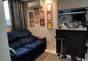 Lindo apartamento 2 dormitórios mobiliado com suíte transformada em closet, 1 vaga privativa descoberta, imóvel novo, uma quadra da av. baltazar e assis brasil ao lado bairro jardim planalto. living p