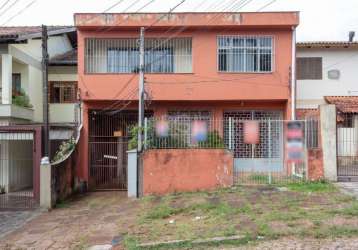 Casa residencial com 03 dormitórios, sendo 02 suítes amplas, gabinete, cozinha, área de serviço, 02 vagas, pátio, área fechada com fogão a lenha, 220m² de área privativa, localizada no bairro glória, 