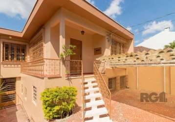 Casa localizada no bairro jardim ipiranga, com 200m².de 2 pisos imóvel com 4 dormitórios, sala de estar/jantar, cozinha, churrasqueira, 2 banheiros sociais, lavabo, área de serviço e pisos em porcelan