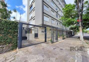 Ótimo apartamento no menino deus, andar alto, com 66m² privativos, desocupado, reformado, de 2 dormitórios. possui sala ampla, 2 dormitórios, banheiro social com box de vidro e ventilação natural, coz