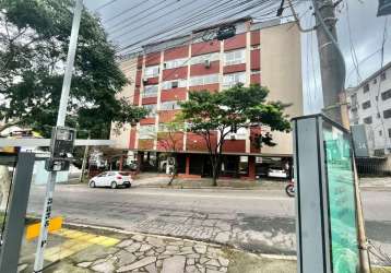 Vende-se ótimo apartamento de 69m². possui 02 dormitórios, banheiro social, amplo living para 02 ambientes, lavabo, cozinha espaçosa, área de serviço, dependência e 01 vaga de garagem fixa coberta. ót