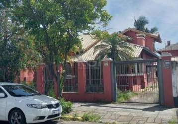 Vende linda casa de 200² no coração do centro de são leopoldo. o terreno tem medições de 12x42,50.&lt;br&gt;&lt;br&gt;02 dormitórios, sala com lareira, cozinha, área de serviço e sótão. pátio com jard